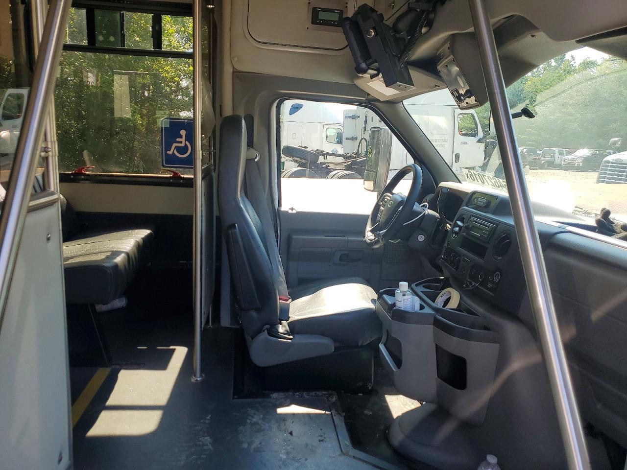 2021 Ford Econoline E450 Super Duty Cutaway Van - Image 5