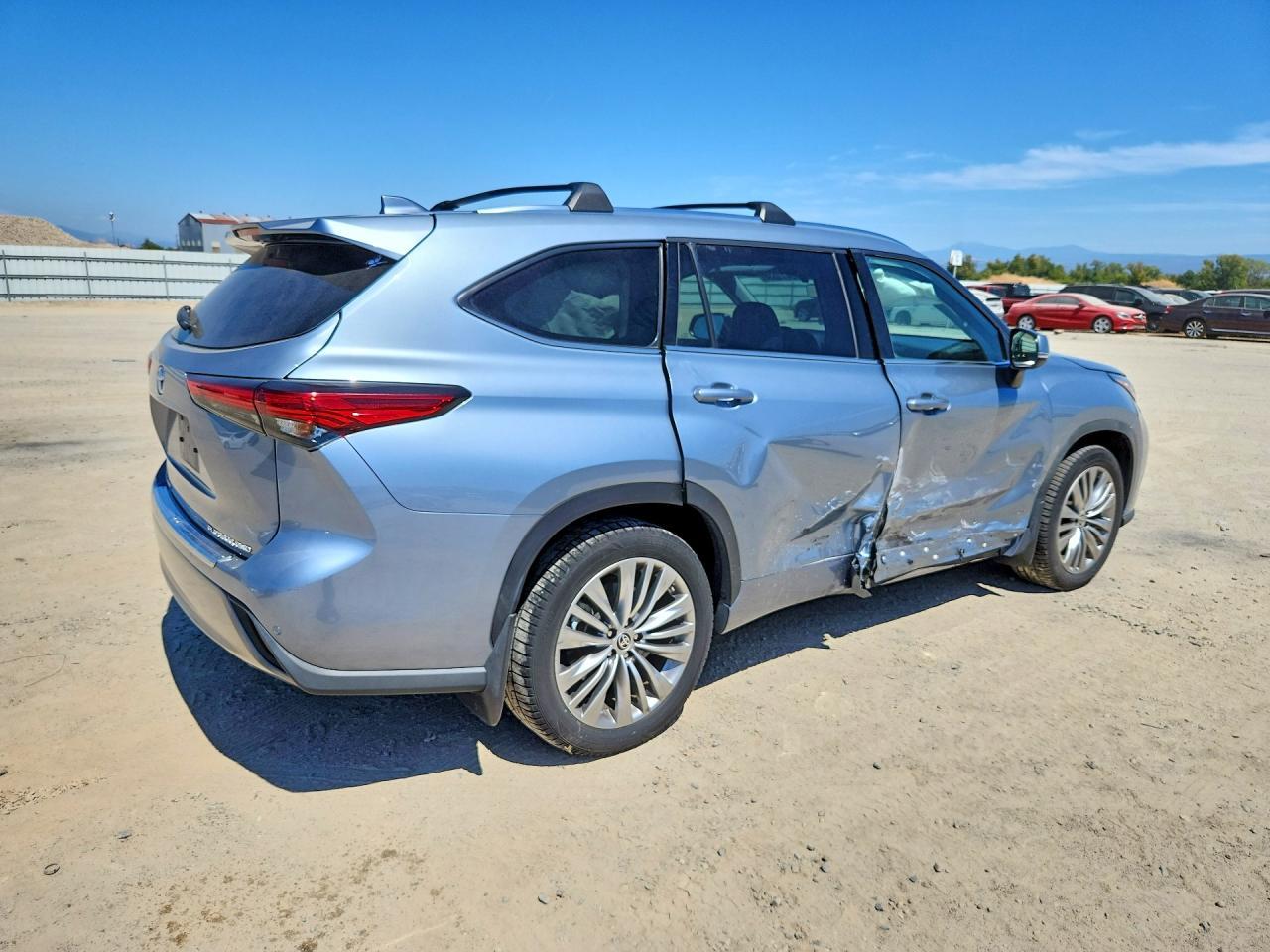 2022 Toyota Highlander Platinum - Image 3