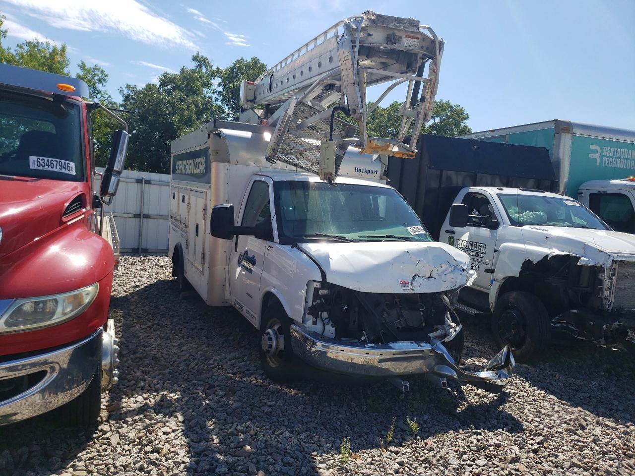 2017 Chevrolet Express G4500 - Image 4