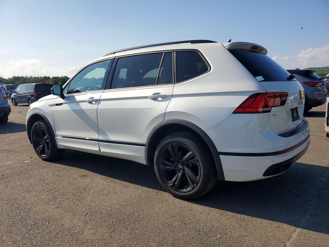 2024 Volkswagen Tiguan Se R-Line Black - Image 2