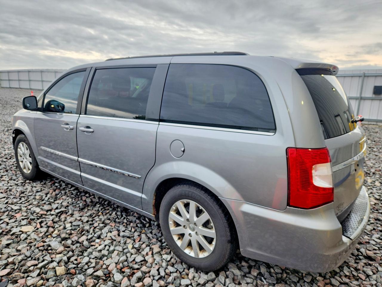 2013 Chrysler Town & Country Touring - Фото 2