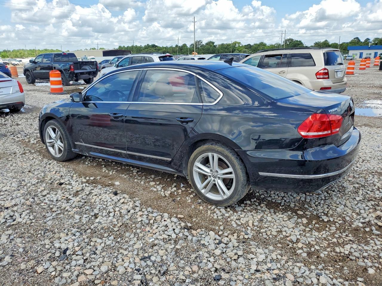 2013 Volkswagen Passat Se - Image 2