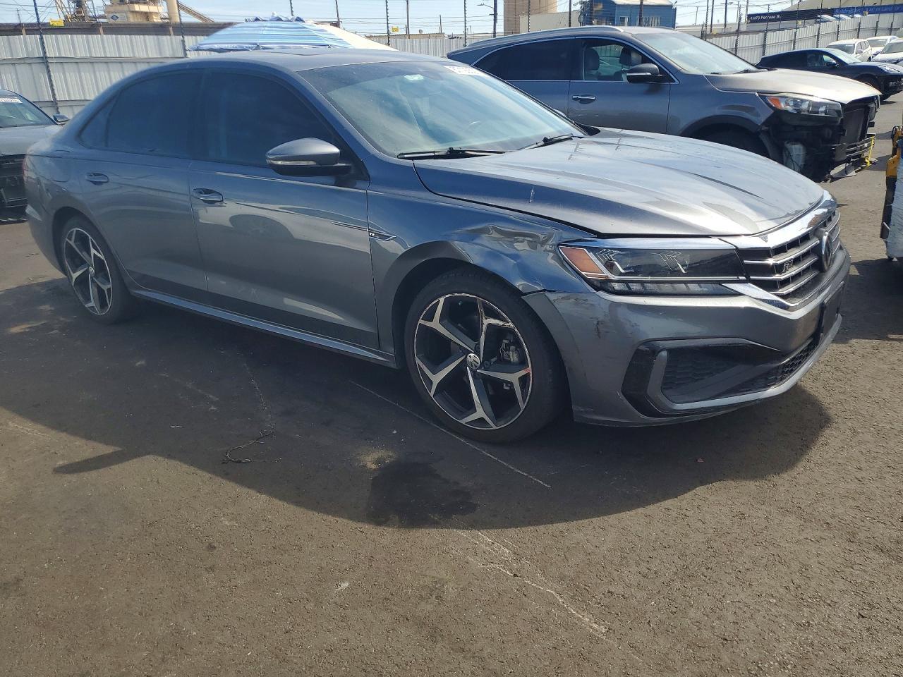 2020 Volkswagen Passat R-Line - Image 4