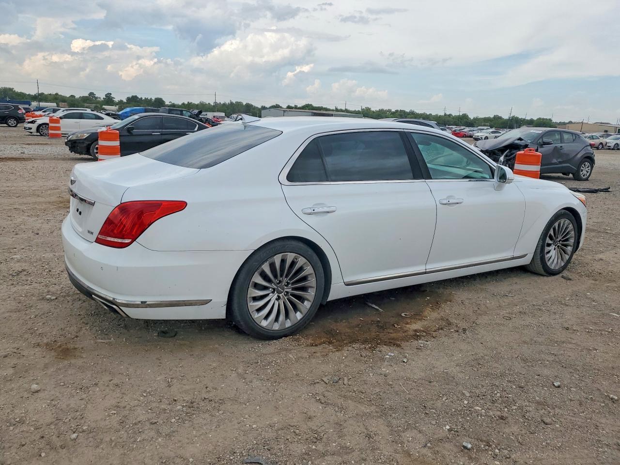 2017 Genesis G90 Premium - Фото 3