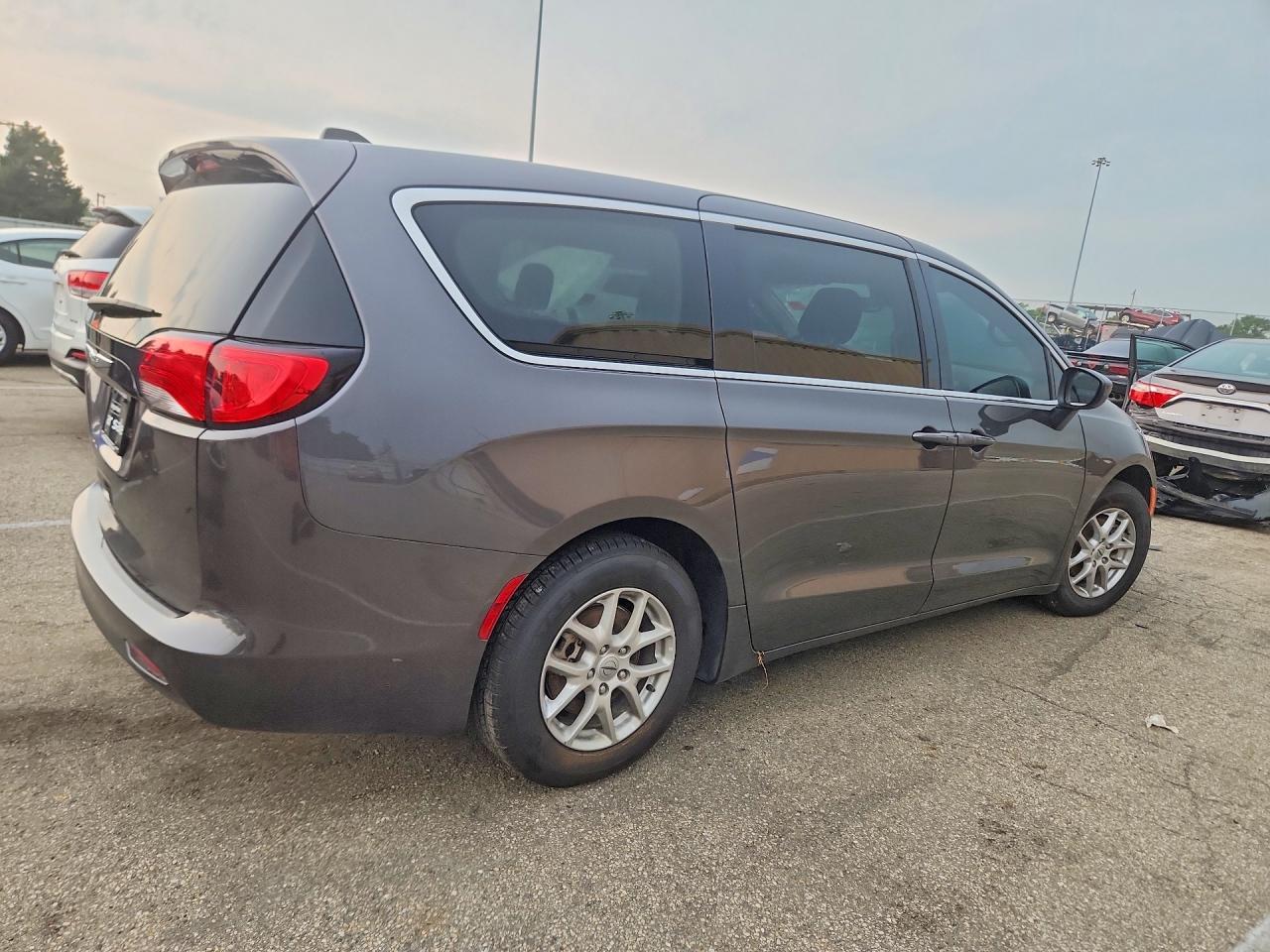 2023 Chrysler Voyager Lx - Image 3