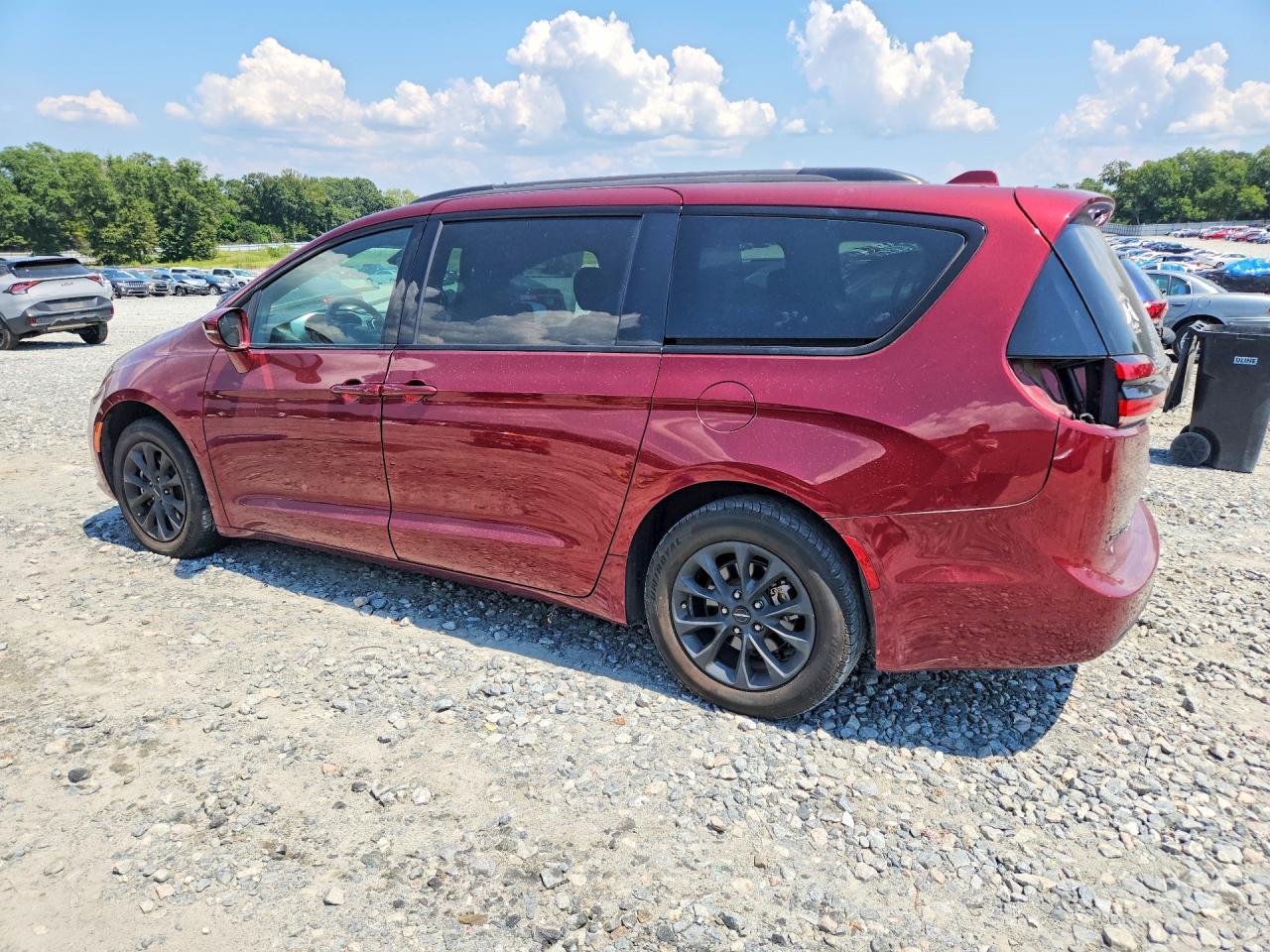 2021 Chrysler Pacifica Touring - Фото 2