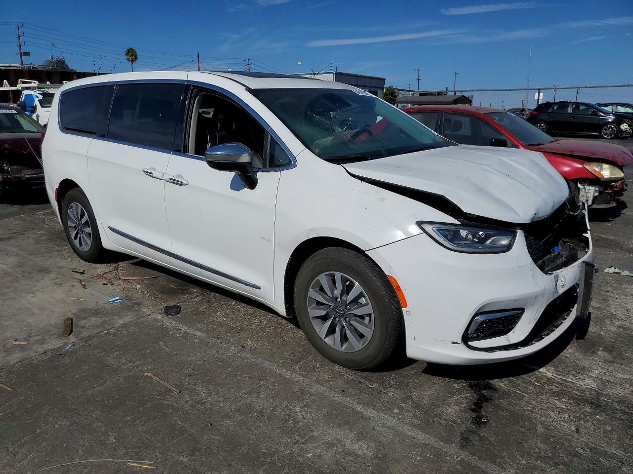 2023 Chrysler Pacifica Hybrid Limited - Image 4