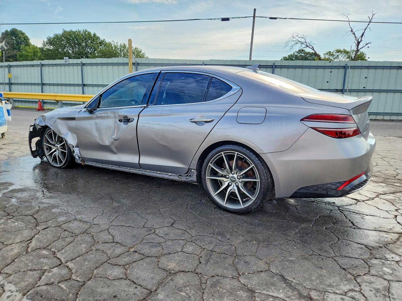 2022 Genesis G70 2.0T - Фото 2