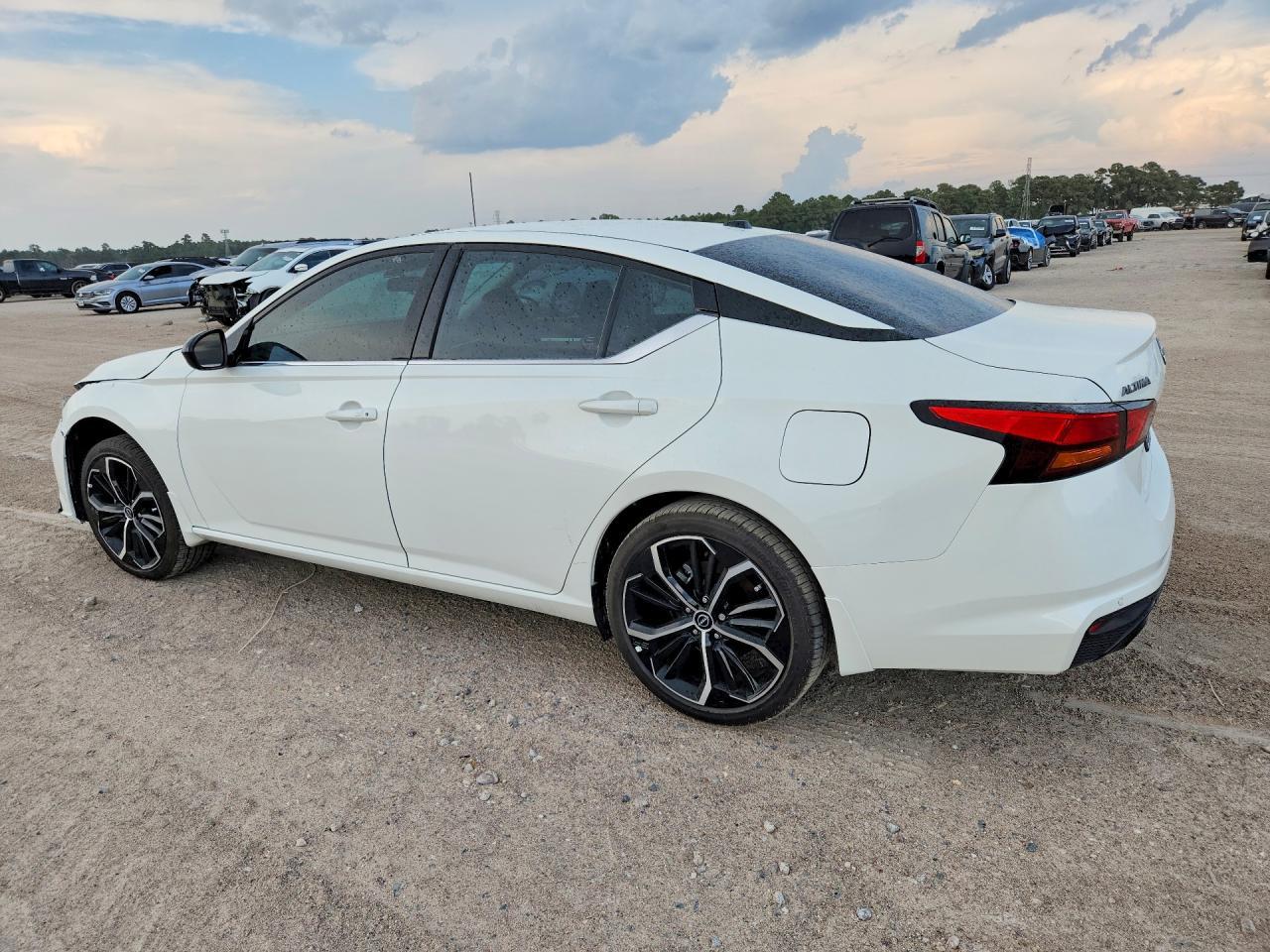 2026 Nissan Altima Sr - Фото 2