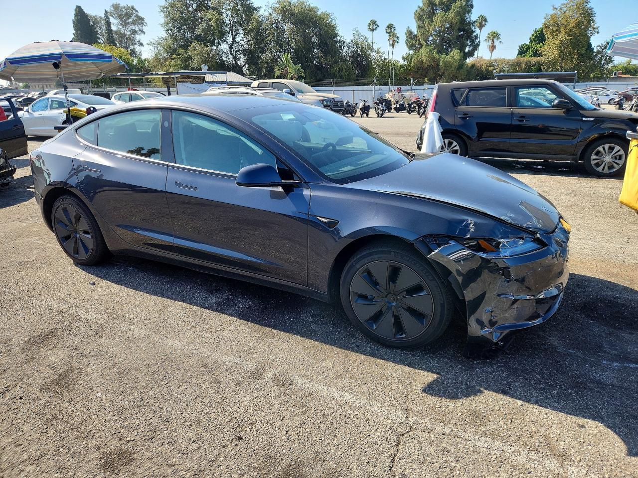 2025 Tesla Model 3 - Фото 4