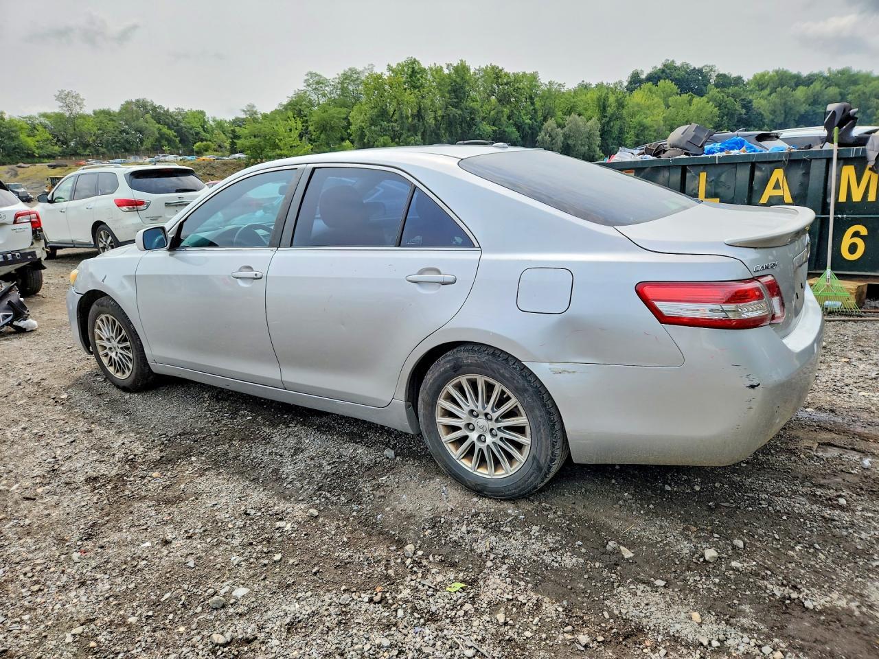 2010 Toyota Camry Le - Фото 2