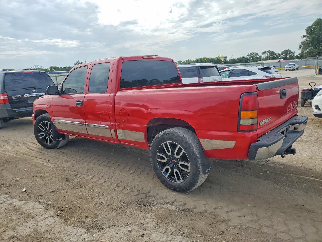2005 GMC New Sierra K1500 - Image 2