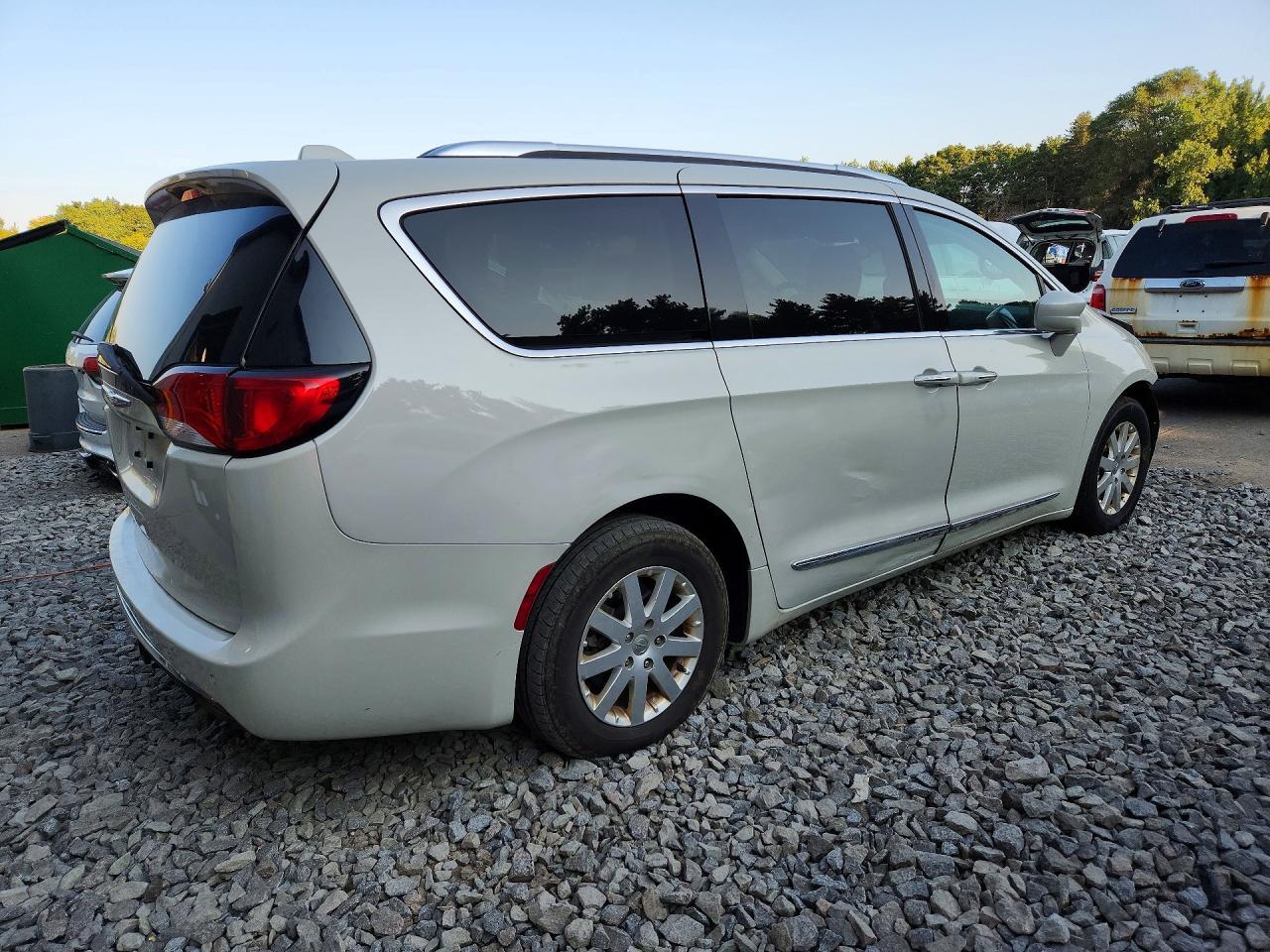 2017 Chrysler Pacifica Touring L Plus - Image 3