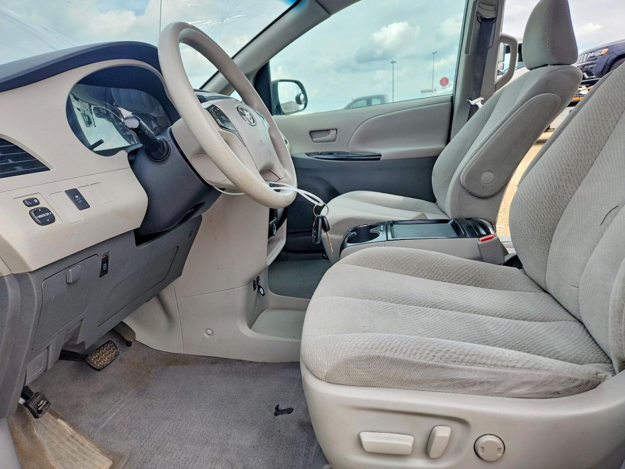 2011 Toyota Sienna Le - Image 7