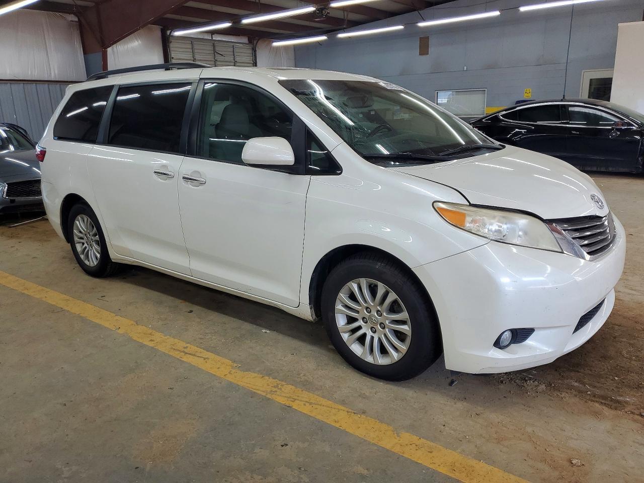 2015 Toyota Sienna Xle 8-Passenger - Image 4