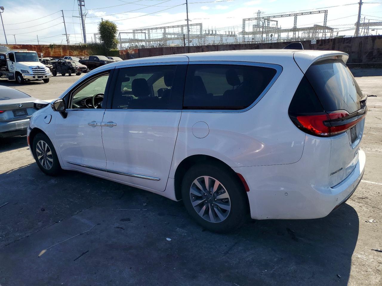 2023 Chrysler Pacifica Hybrid Limited - Image 2