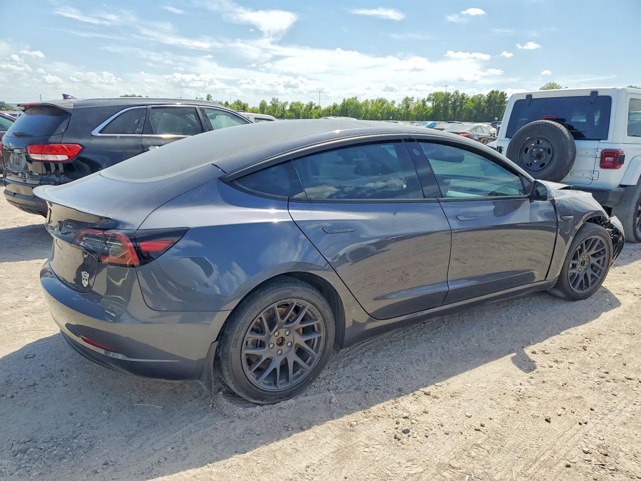 2023 Tesla Model 3 - Фото 3