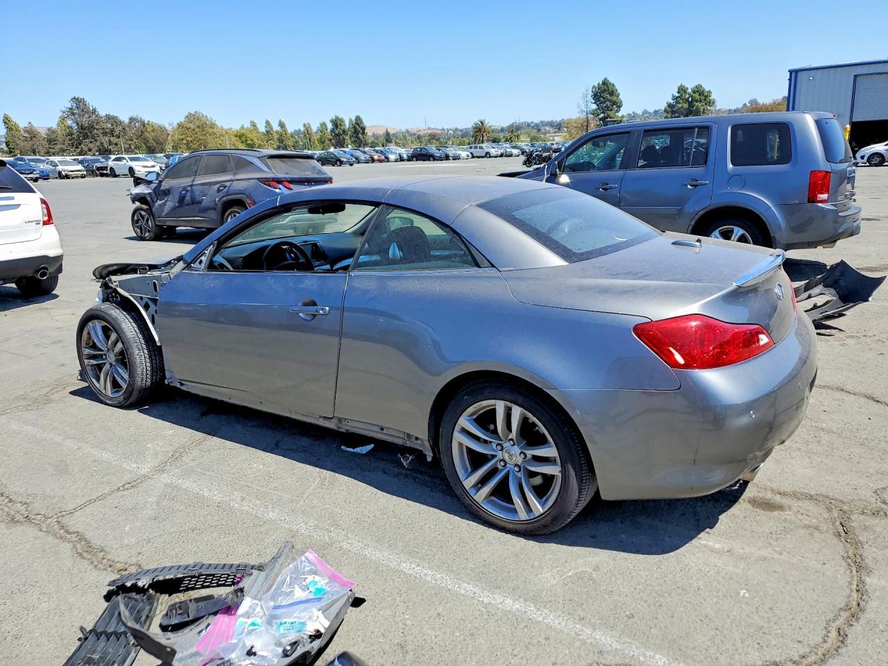 2010 Infiniti G37 Convertible Base - Фото 2