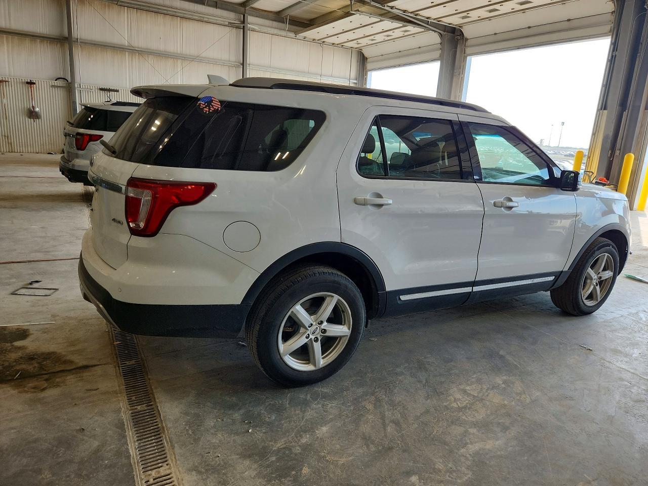 2017 Ford Explorer Xlt - Image 3