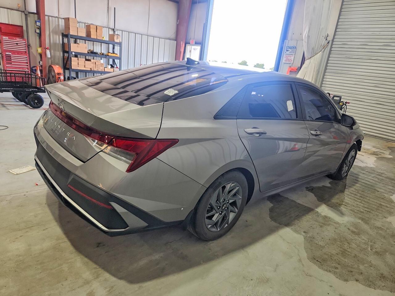 2024 Hyundai Elantra Sel - Image 3
