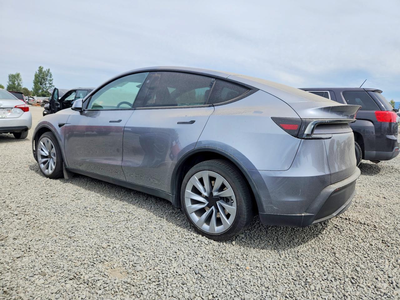 2026 Tesla Model Y - Фото 2