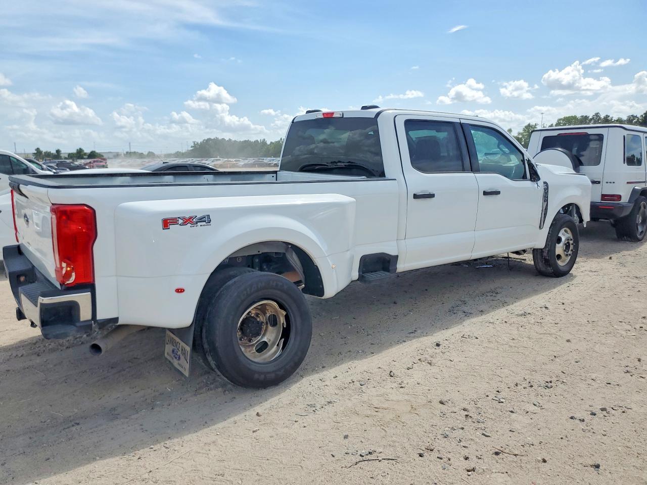 2025 Ford F350 Super Duty - Фото 3