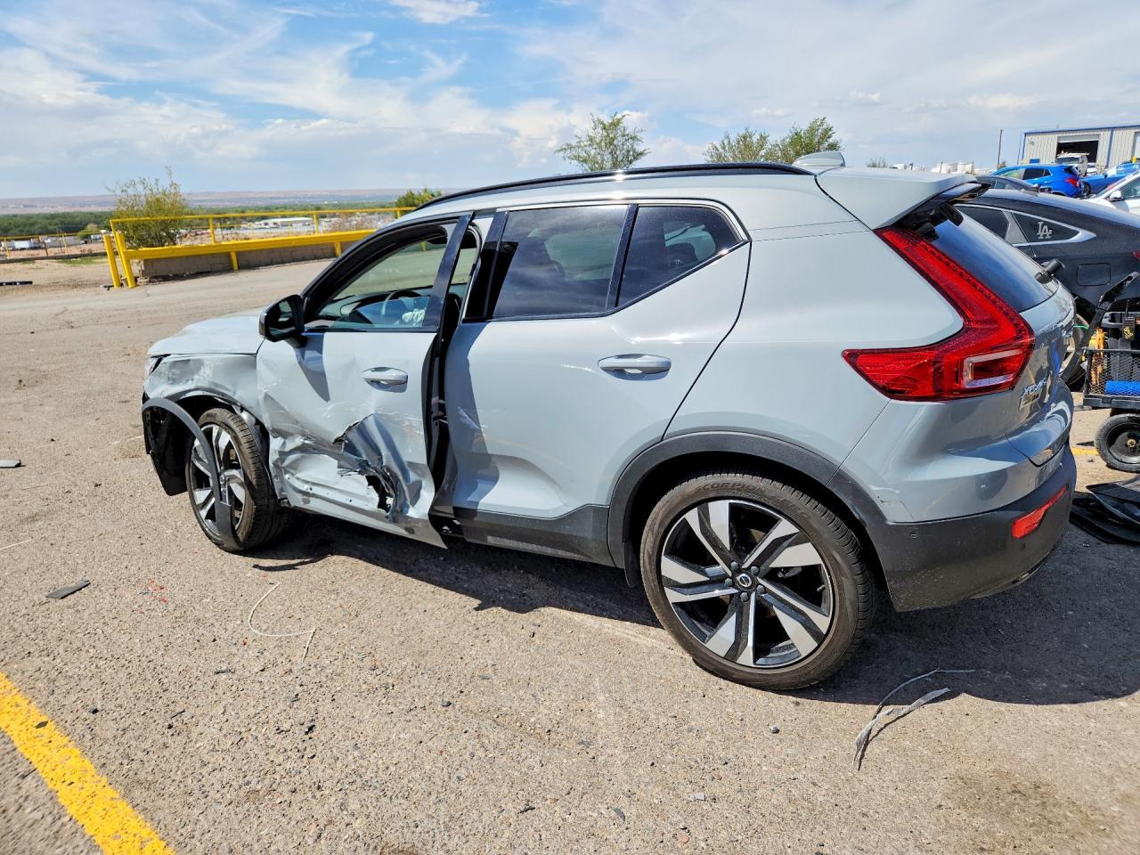2025 Volvo Xc40 Plus - Фото 2
