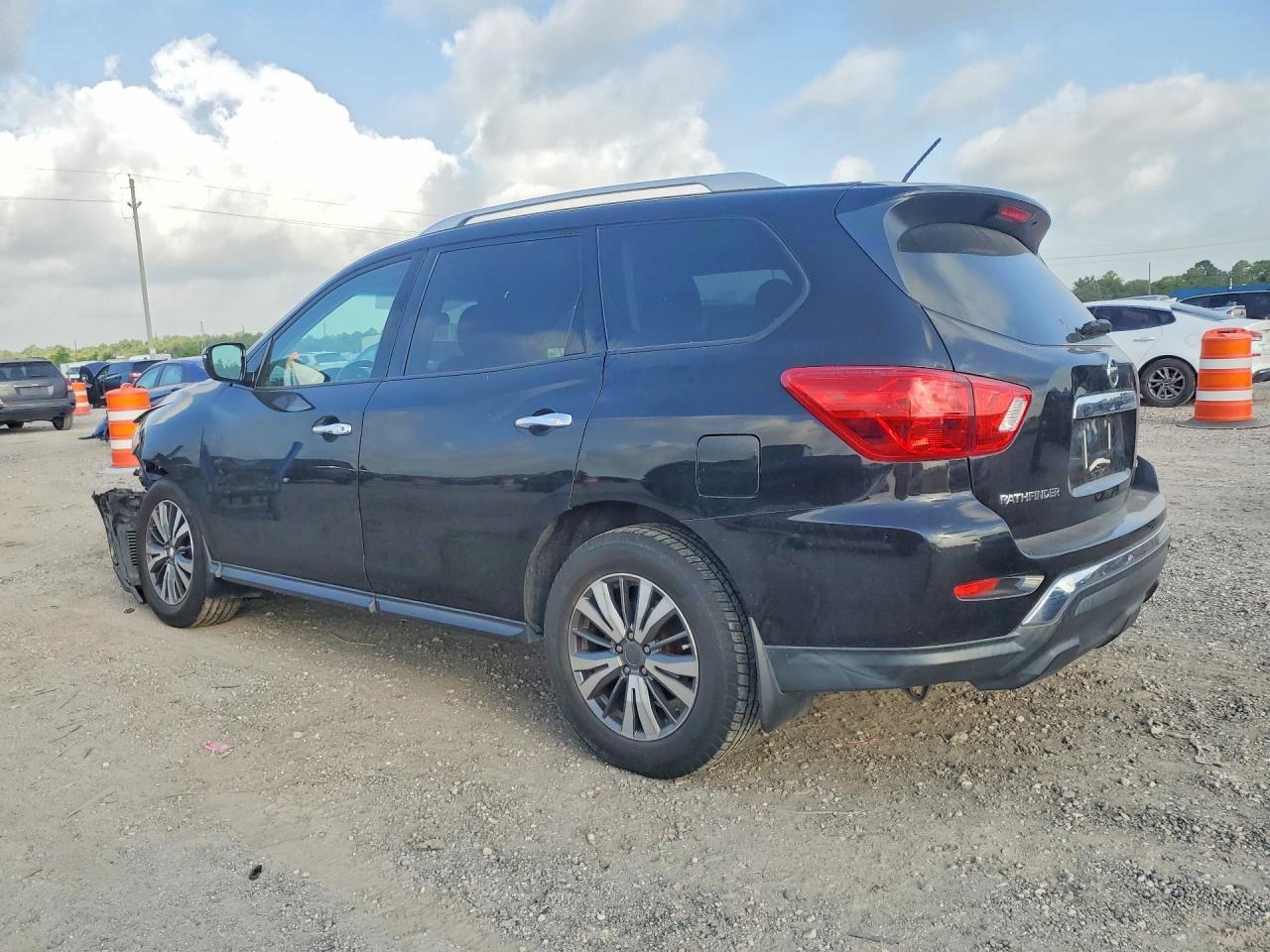 2017 Nissan Pathfinder S - Фото 2