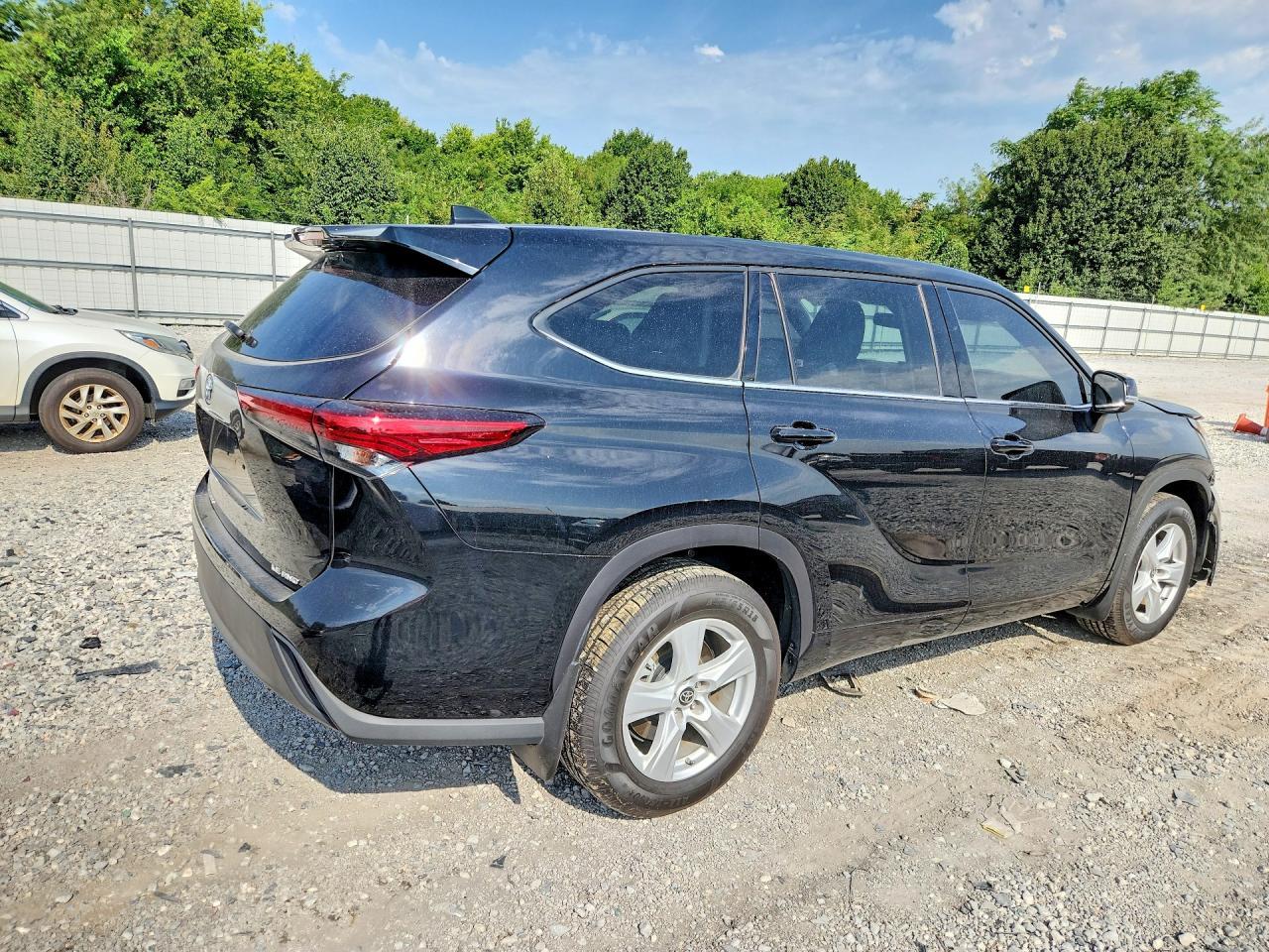 2021 Toyota Highlander Le - Image 3