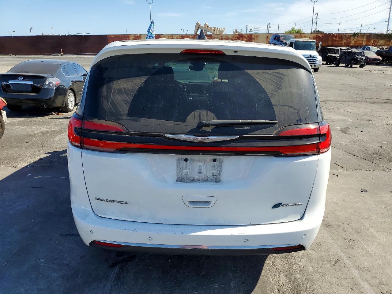 2023 Chrysler Pacifica Hybrid Limited - Image 6