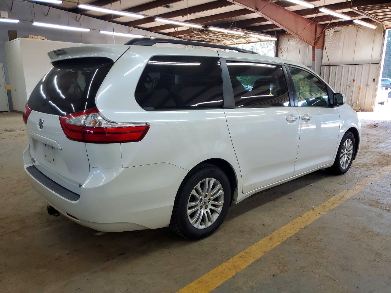 2015 Toyota Sienna Xle 8-Passenger - Image 3