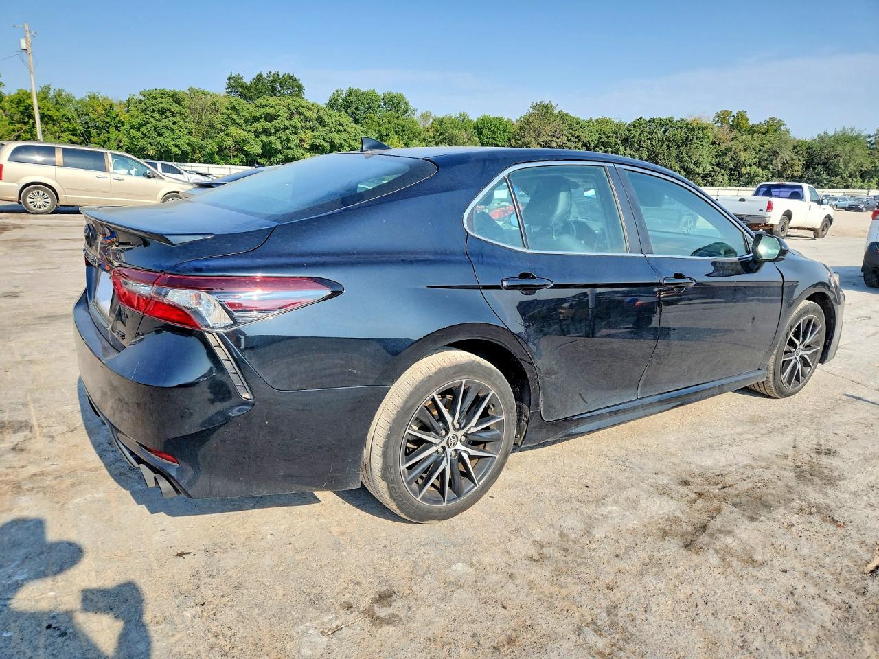 2021 Toyota Camry Se - Фото 3
