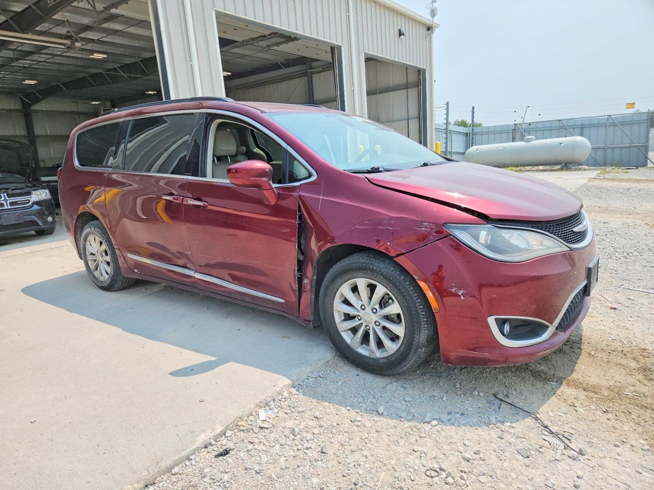 2017 Chrysler Pacifica Touring L - Фото 4