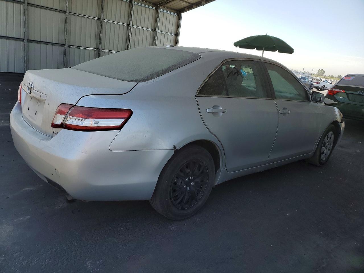 2011 Toyota Camry Le - Фото 3