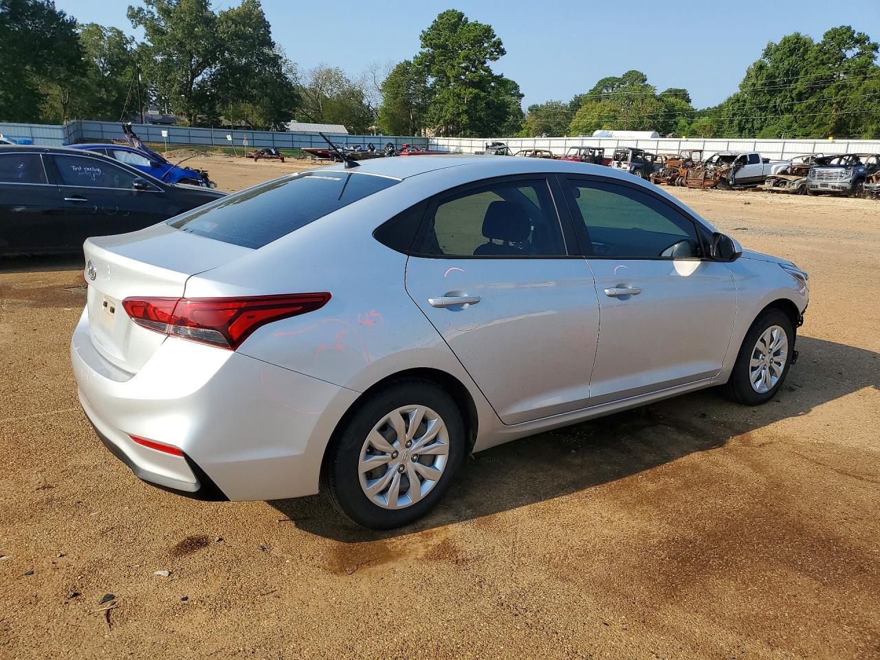 2021 Hyundai Accent Se - Фото 3