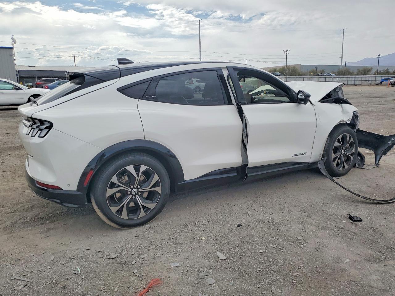 2021 Ford Mustang Mach-E Premium - Фото 3