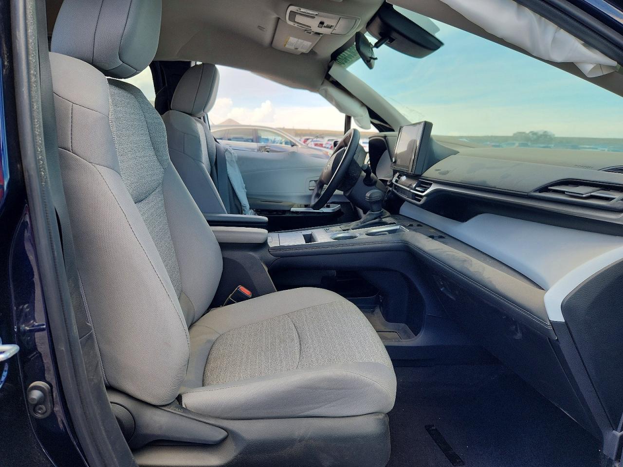 2025 Toyota Sienna Le 8-Passenger - Image 7