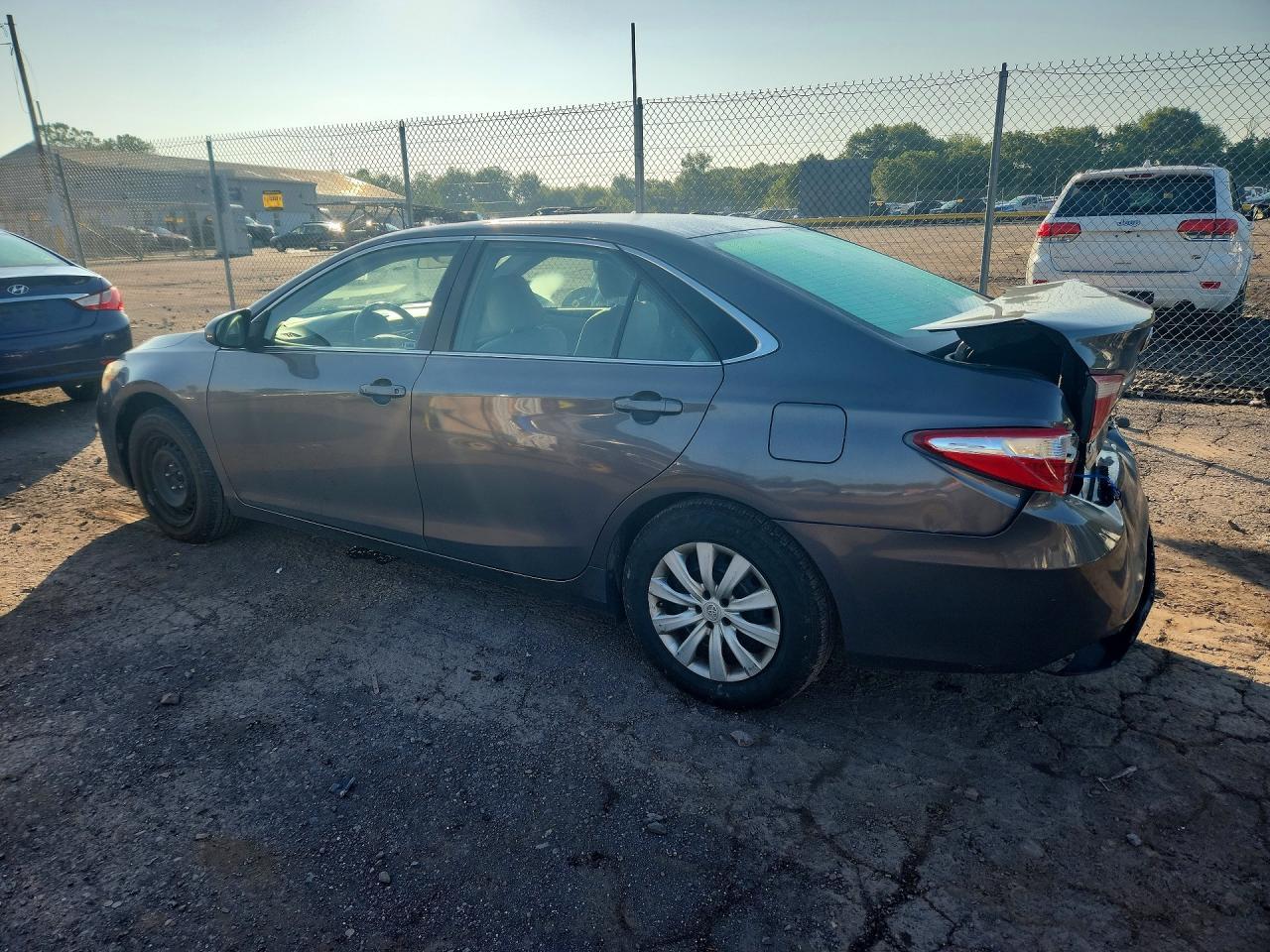 2016 Toyota Camry Le - Фото 2