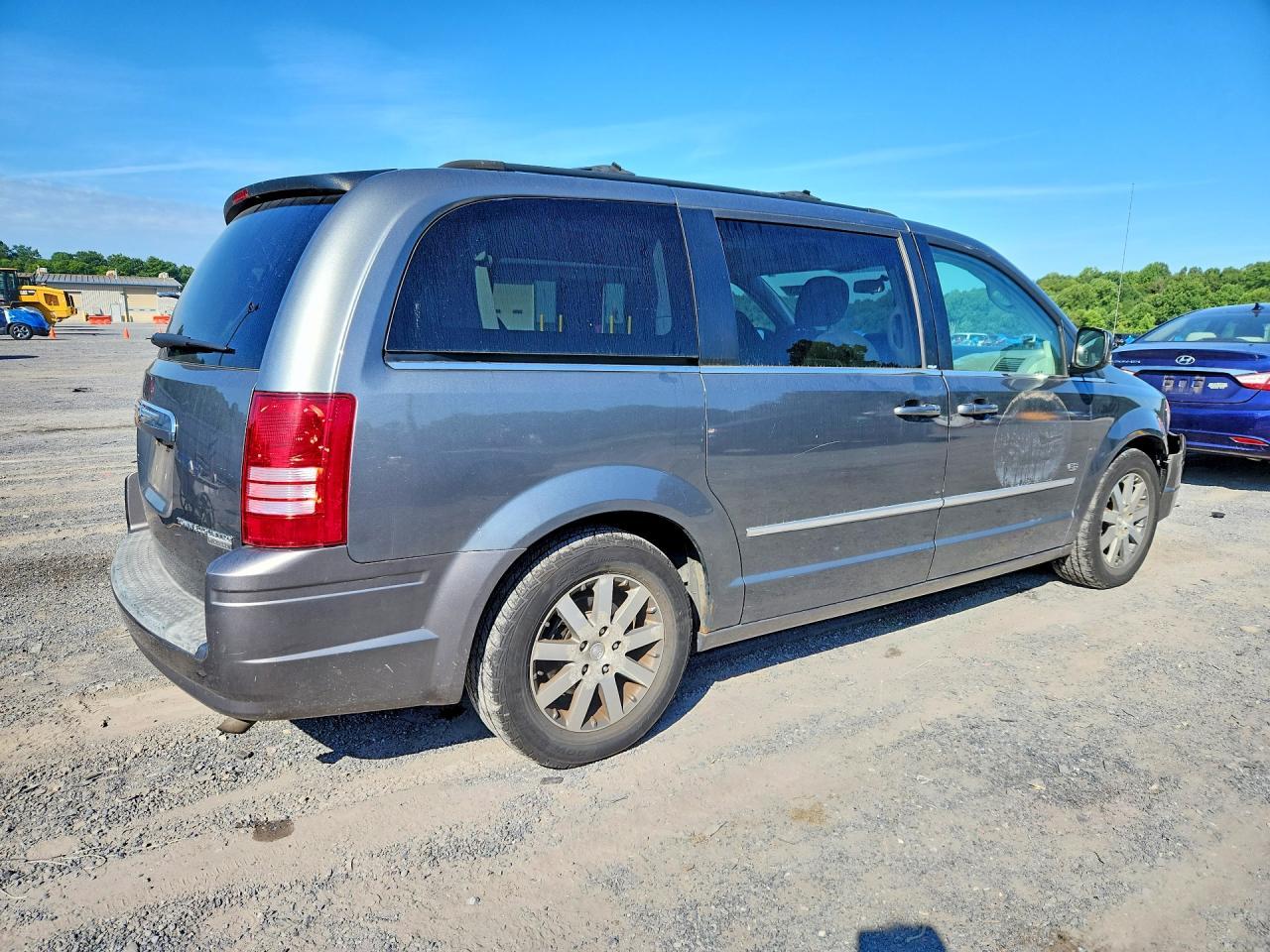 2009 Chrysler Town & Country Touring - Image 3