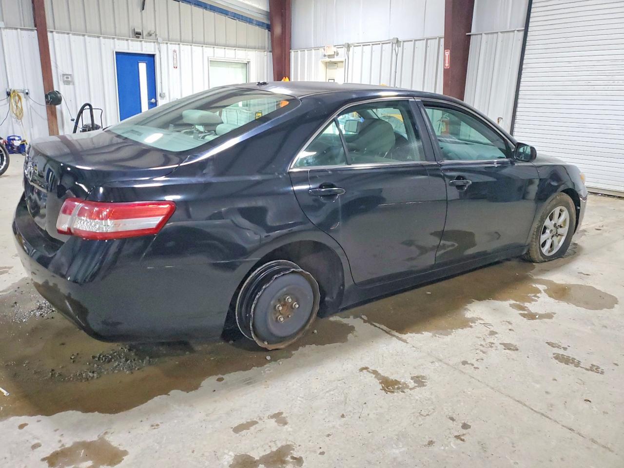 2011 Toyota Camry Le - Фото 3