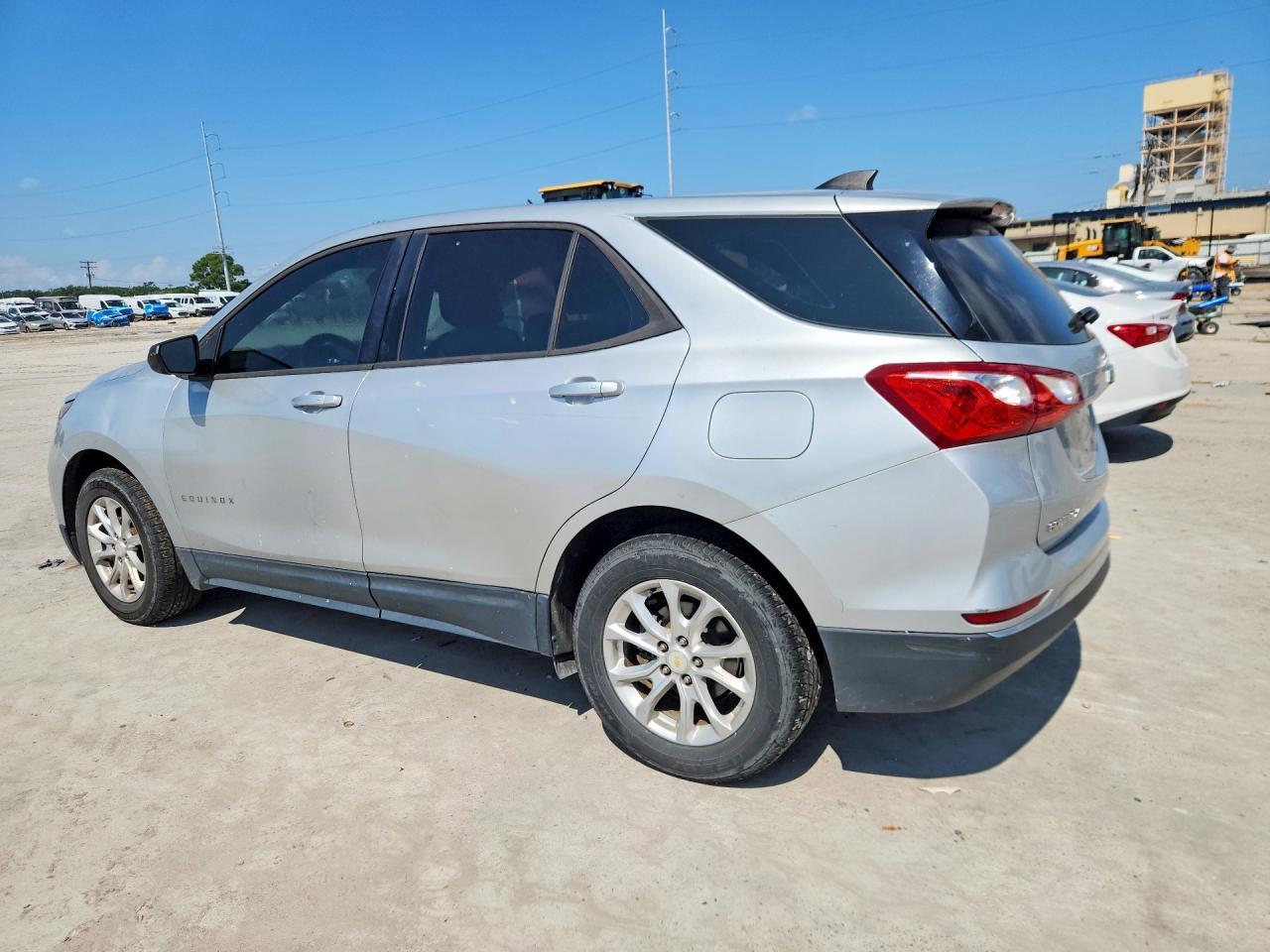 2018 Chevrolet Equinox Ls - Фото 2