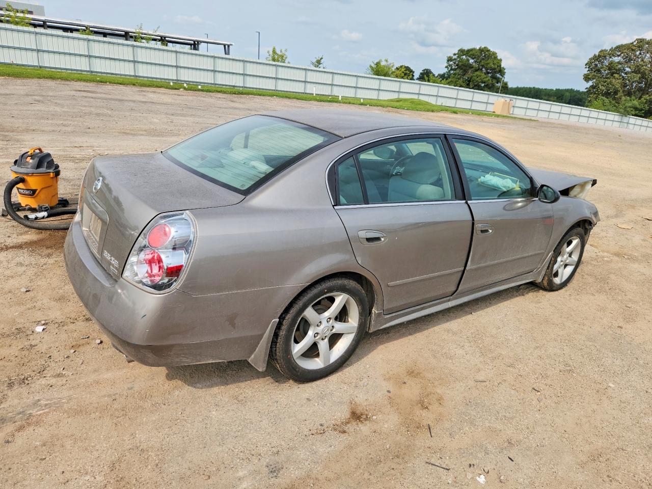 2005 Nissan Altima 3.5 Se - Фото 3