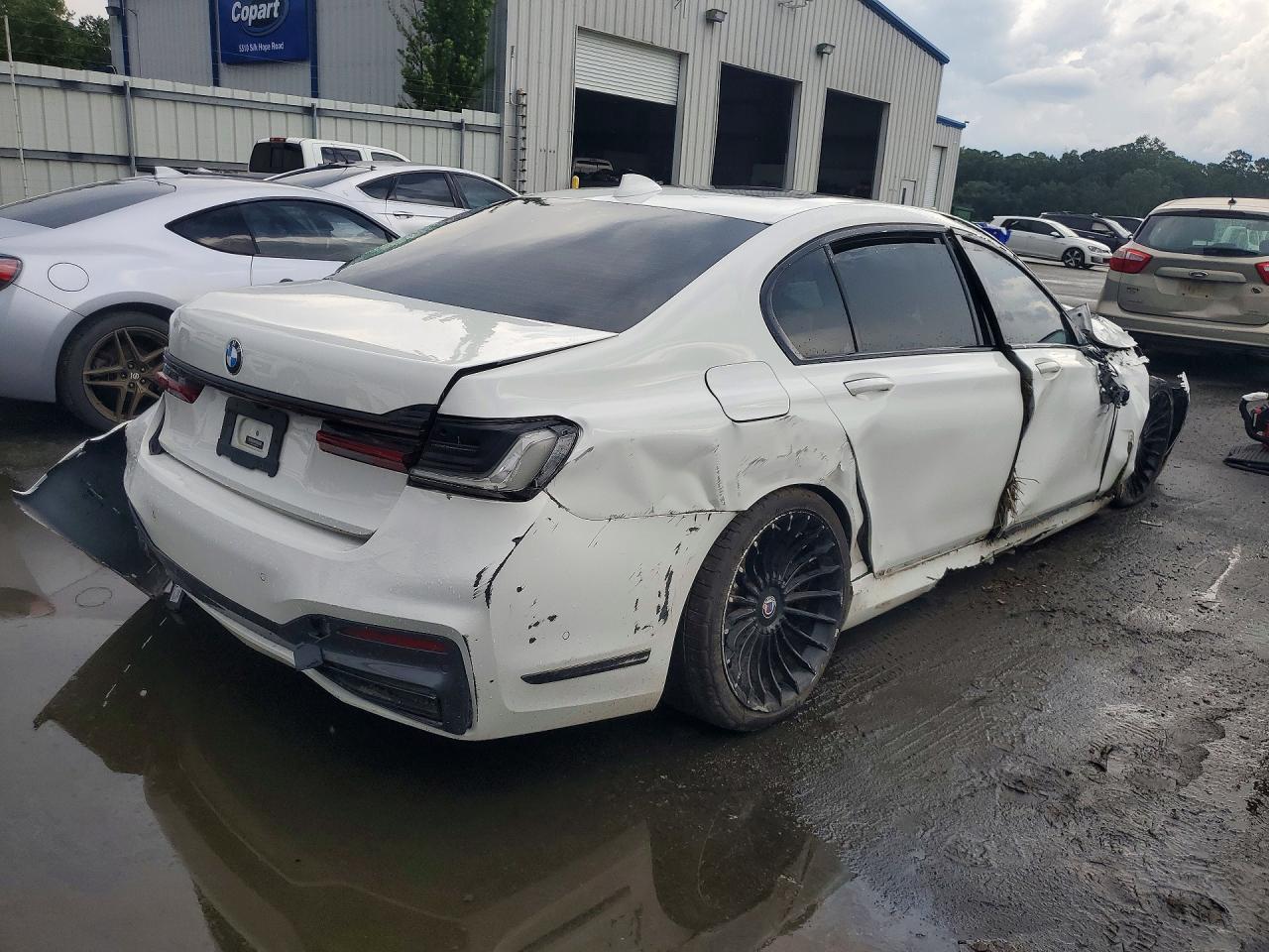 2022 BMW 750 Xi - Image 3
