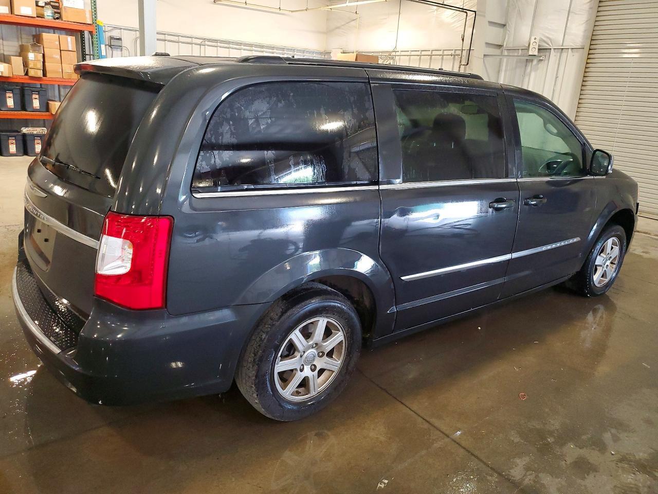 2012 Chrysler Town & Country Touring L - Фото 3