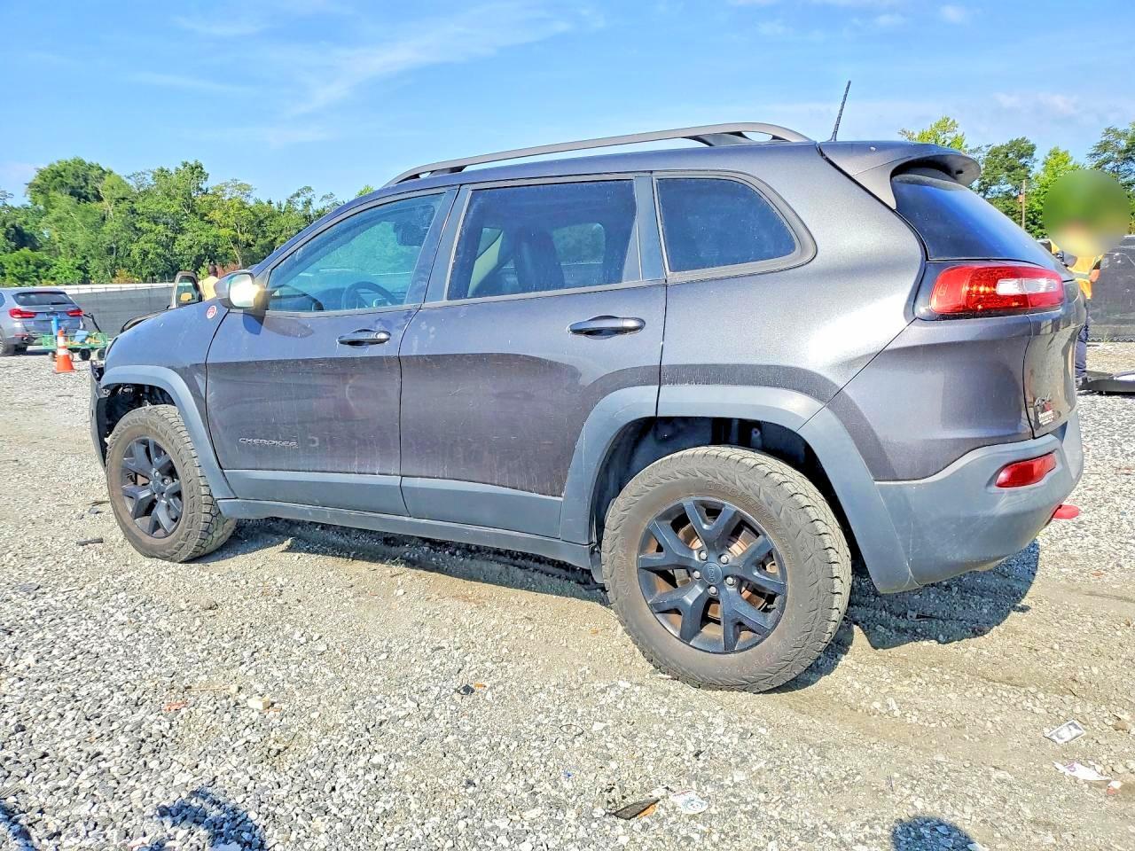 2015 Jeep Cherokee Trailhawk - Image 2