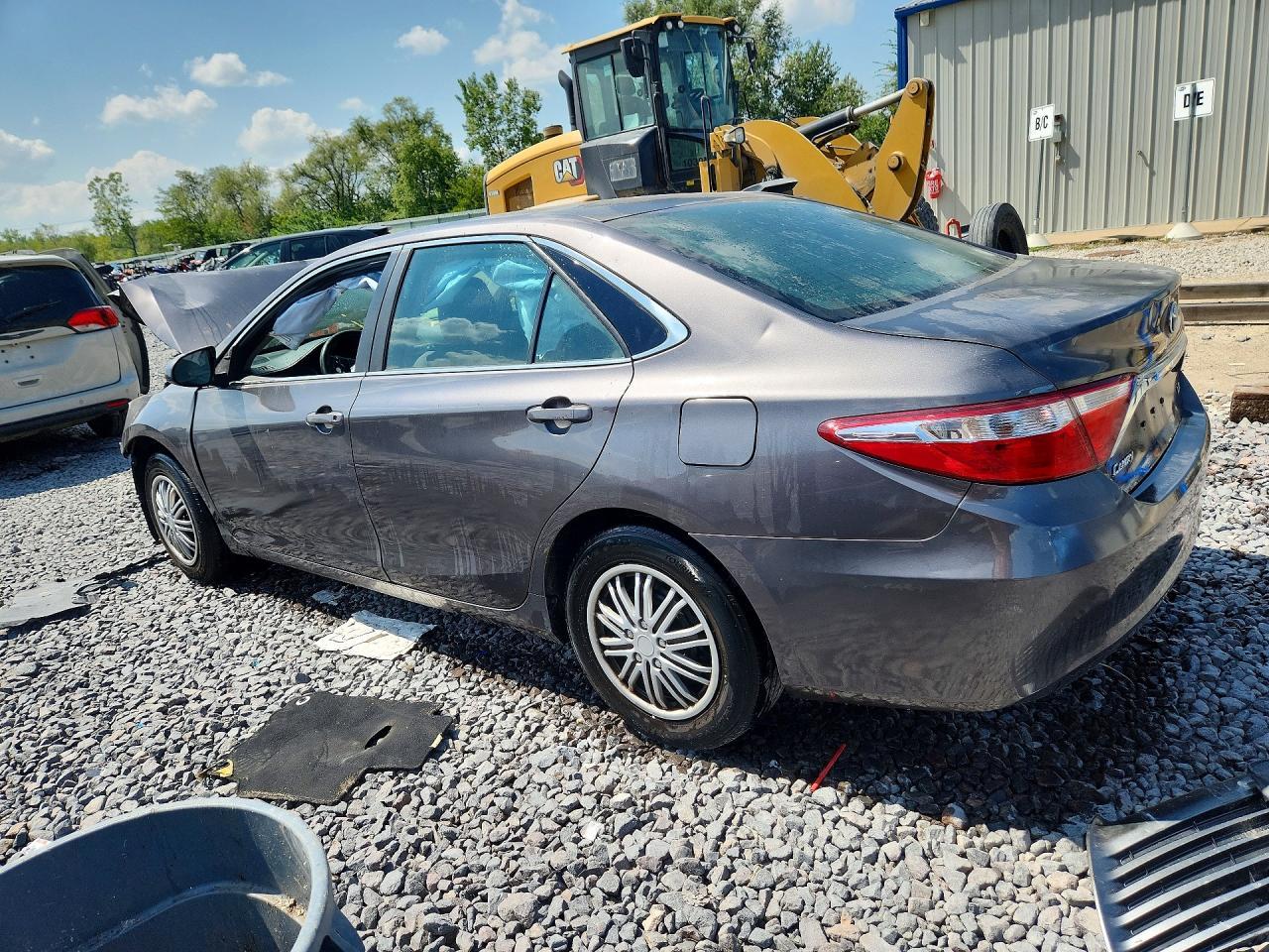 2017 Toyota Camry Le - Фото 2