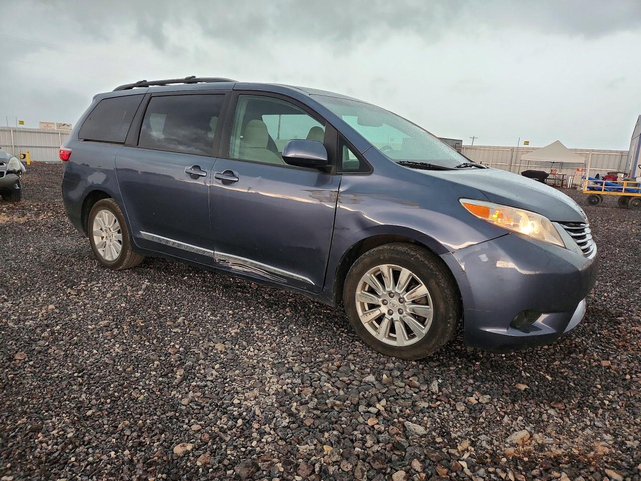 2015 Toyota Sienna Le - Image 4