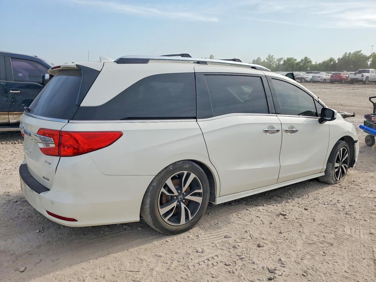 2018 Honda Odyssey Elite - Image 3