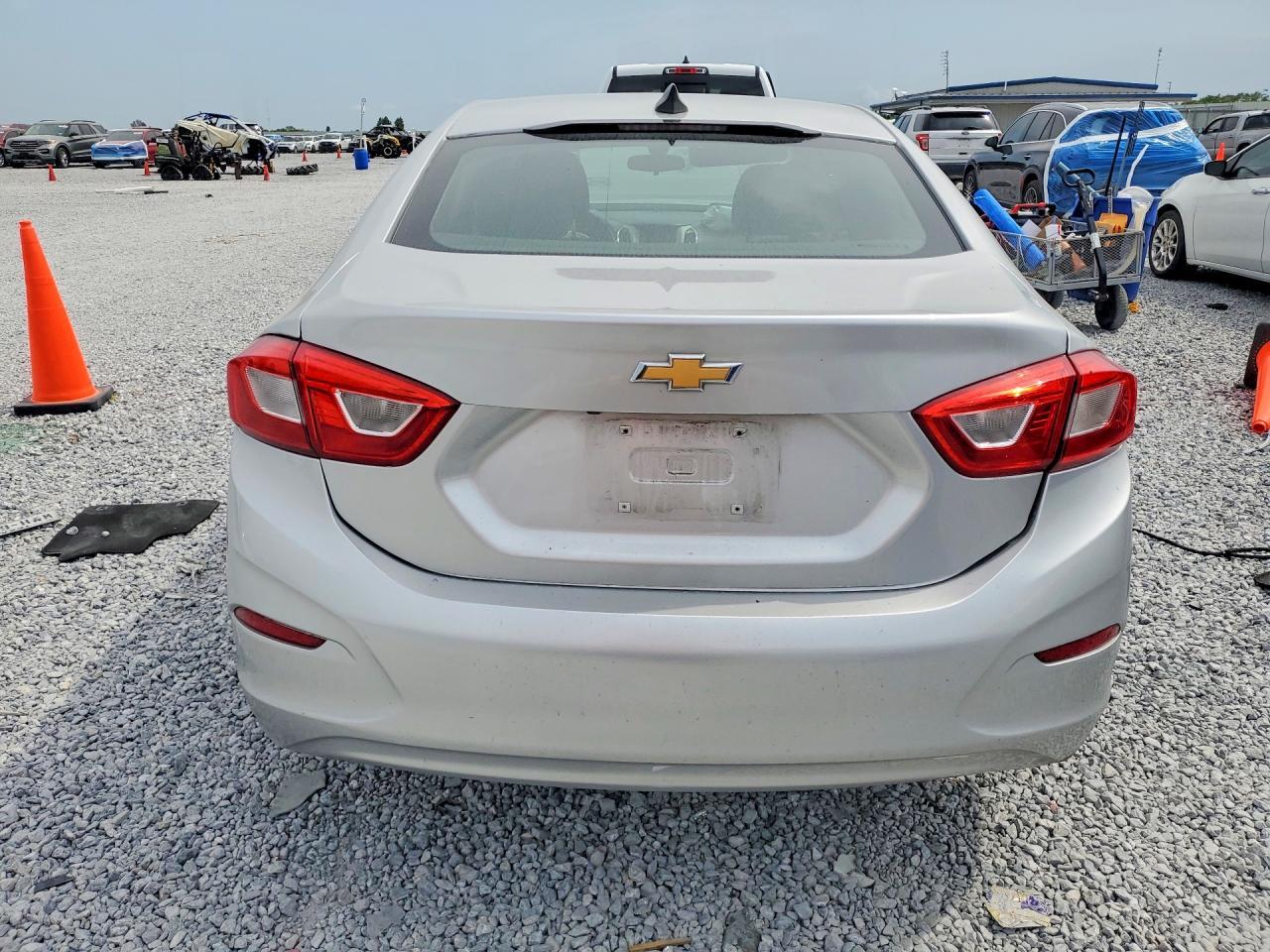 2018 Chevrolet Cruze Ls - Image 6