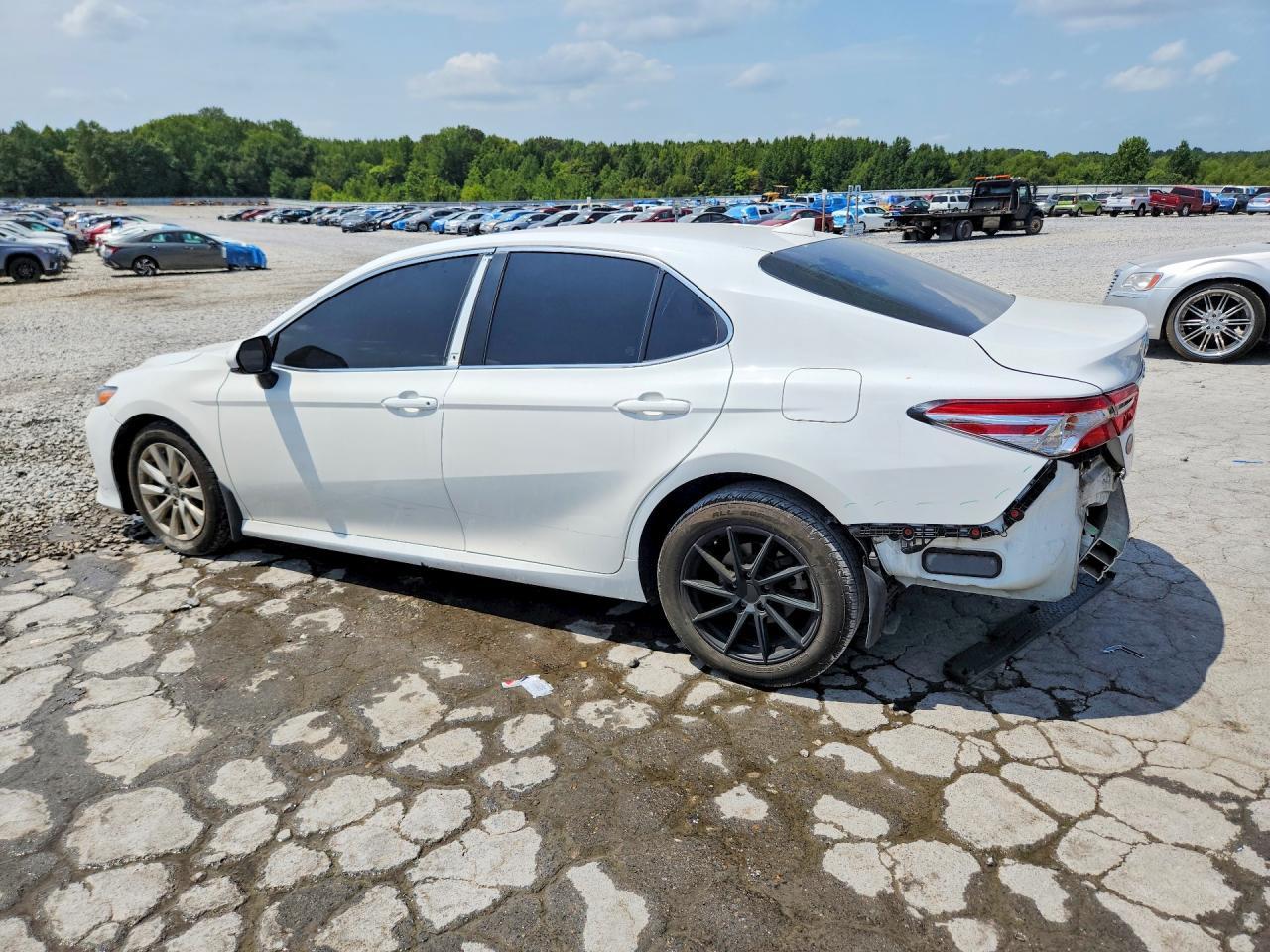 2020 Toyota Camry - Фото 2